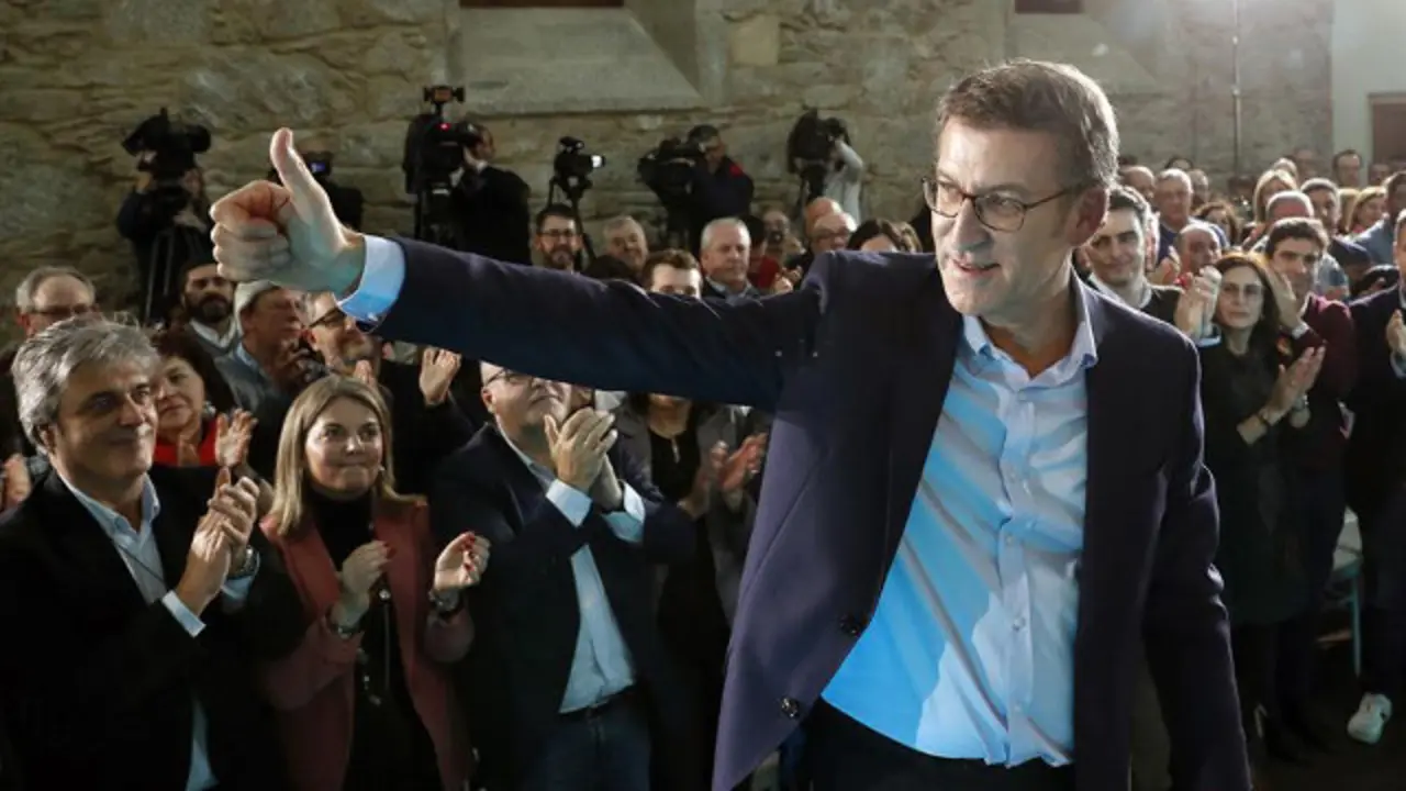 Feijóo, aplaudido por sus compañeros de filas. LAVANDEIRA JR