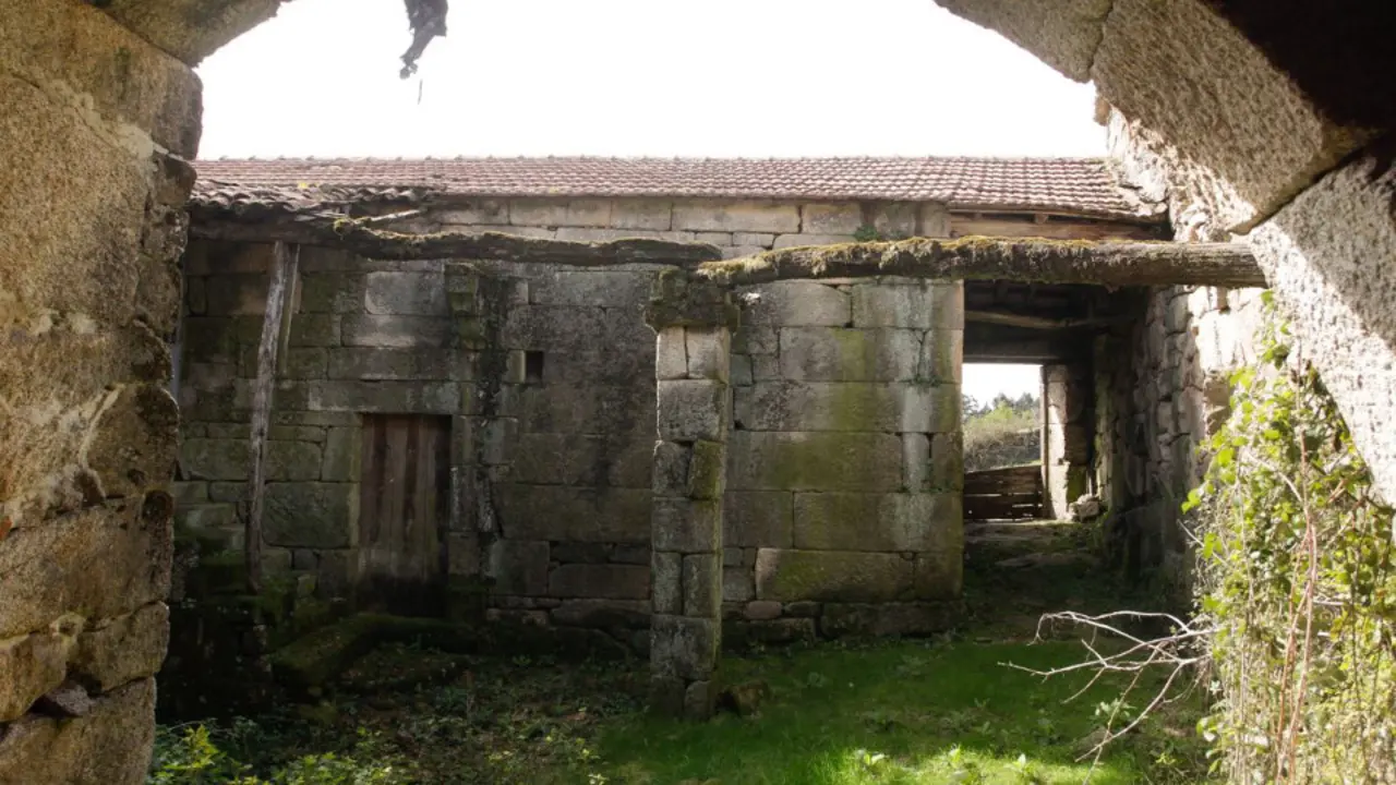 Una casa abandonada en una aldea de A Lama. DAVID FREIRE