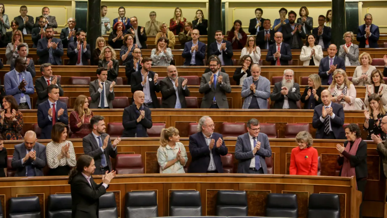 Aplausos a la exministra Carcedo tras su intervención en el debate sobre la eutanasia en el Congreso. EUROPA PRESS