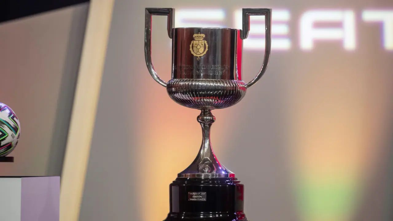 Vista del trofeo de la Copa del Rey. RODRIGO JIMÉNEZ (EFE)