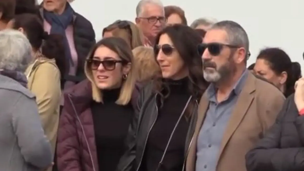 Paz Padilla estuvo arropada por su hija y su marido. CHANCE