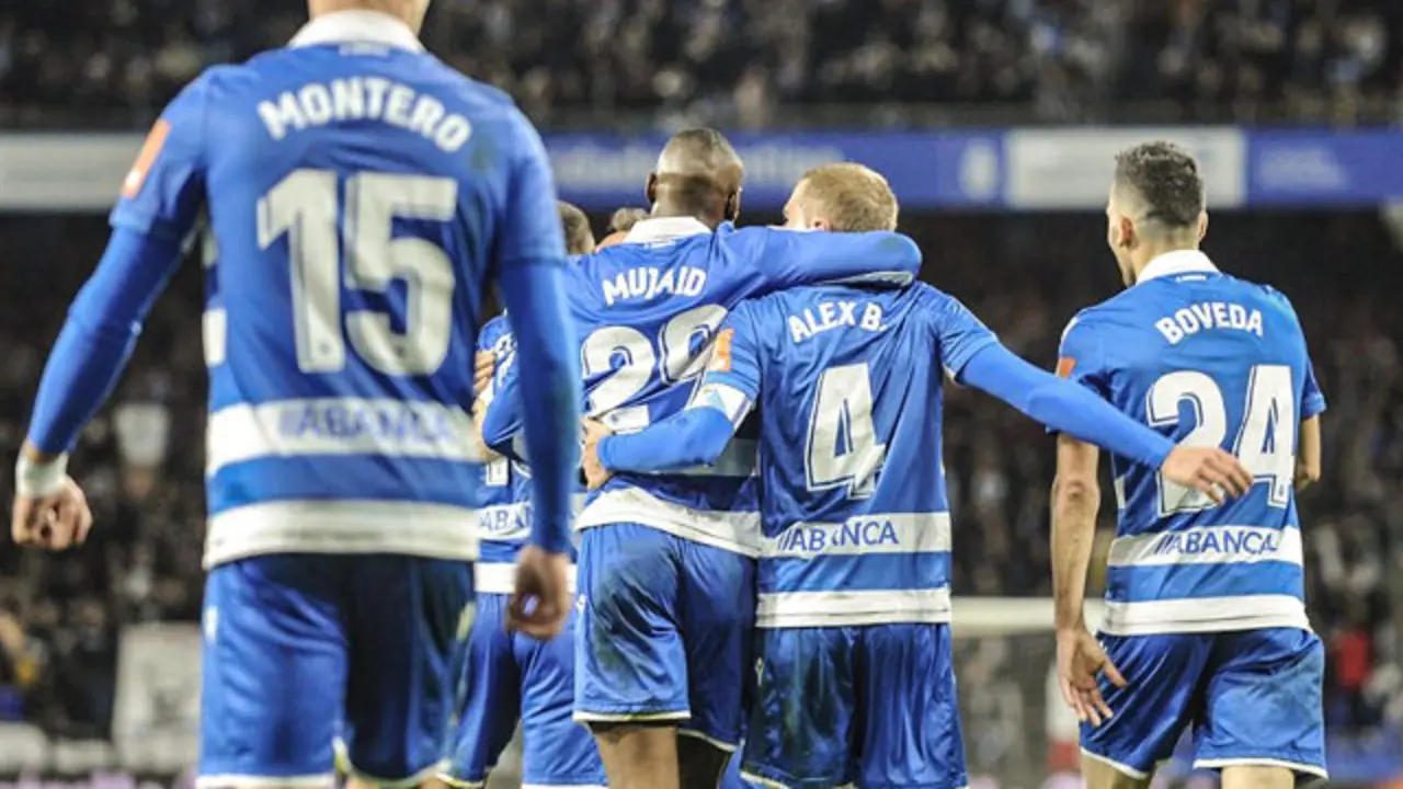 Os xogadores do Dépor celebran un dos goles. TWITTER (@RCDeportivo)