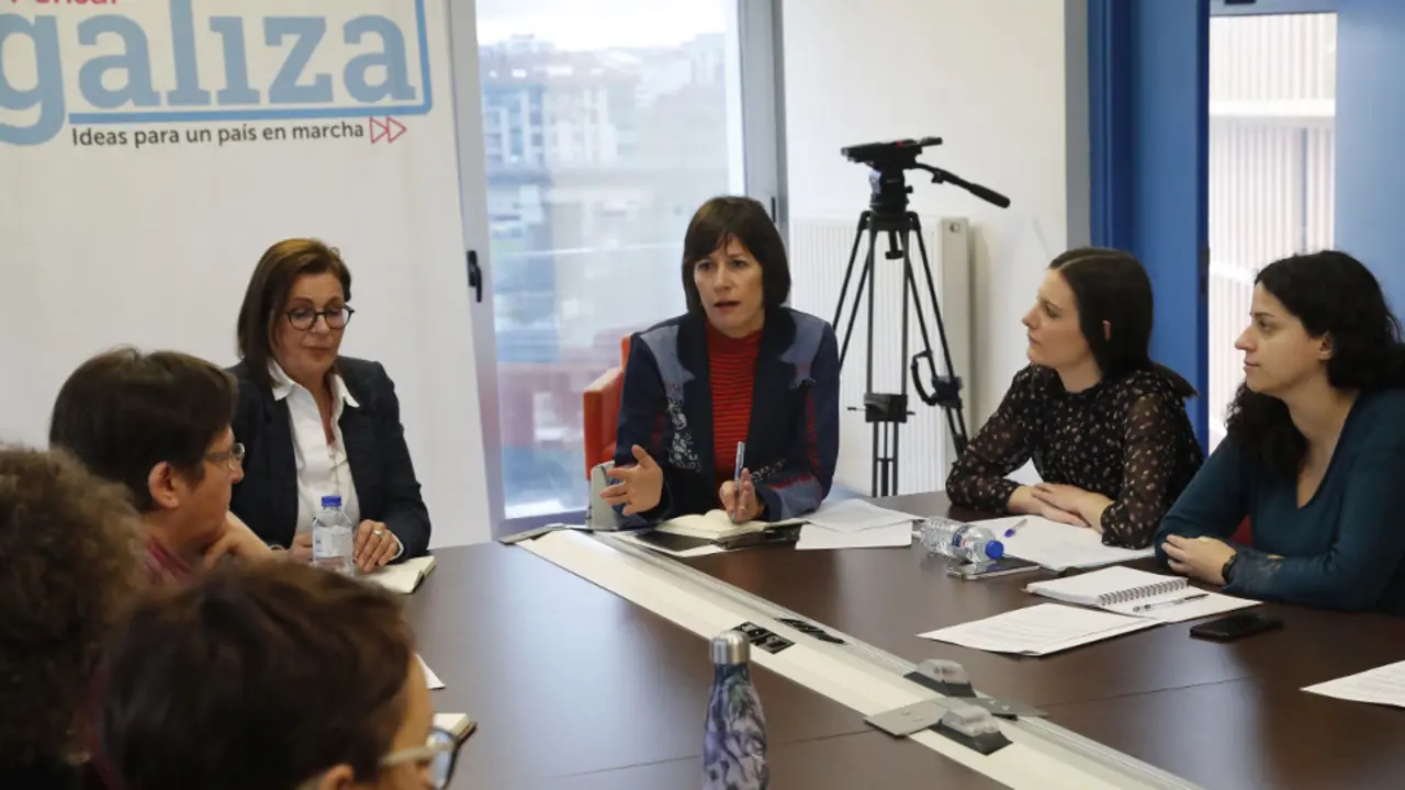 Pontón, nunha mesa de traballo para abordar as necesidades do feminismo. LAVANDEIRA JR.