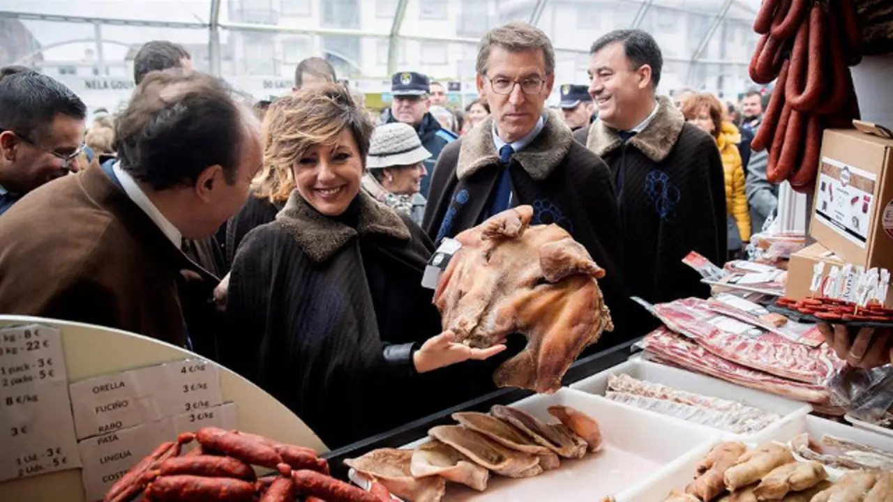 Sonsoles Ónega, con una cachucha en la Feira do Cocido. ÓSCAR CORRAL