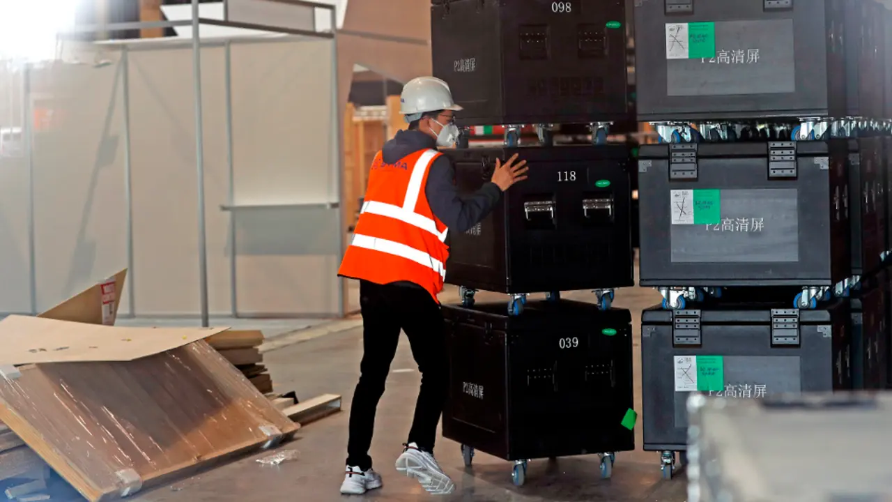 Un operario en la Fira de Barcelona recogiendo material del cancelado Mobile World Congress ALBERTO ESTÉVEZ (EFE)