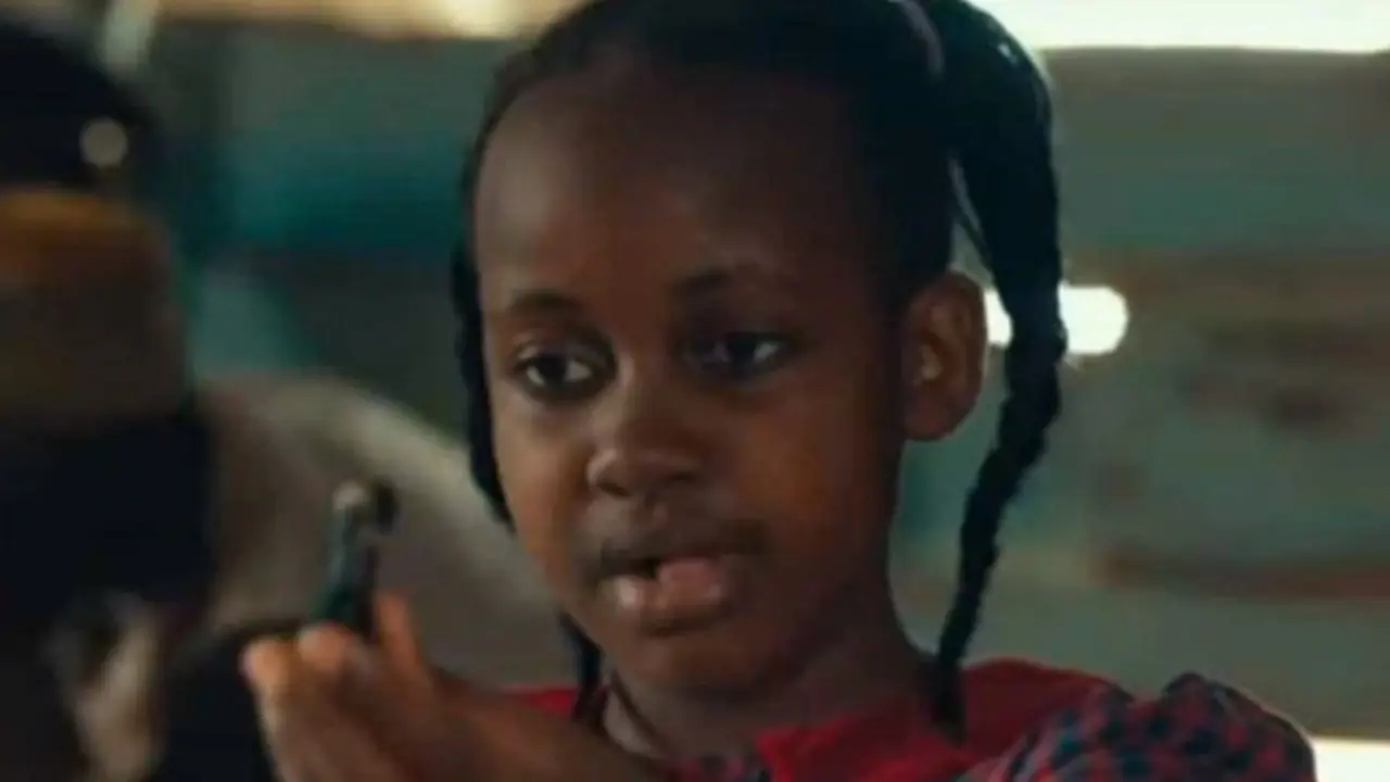 Nikita Walingwa, en un instante de la película La reina de Katwe