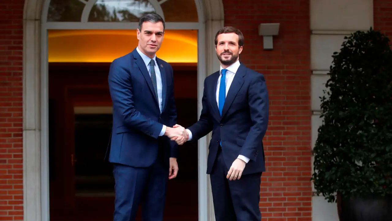 Pedro Sánchez y Pablo Casado, a las puertas de Moncloa. JUAN CARLOS HIDALGO (EFE)