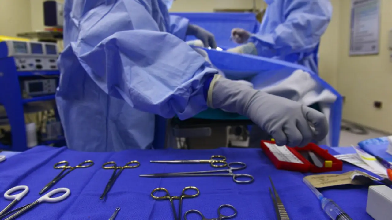 Cirurxiáns durante unha operación. PIXABAY