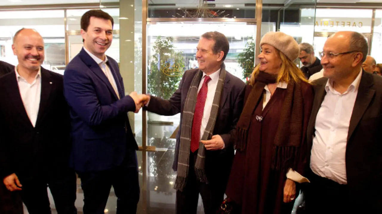 Gonzalo Caballero es recibido en Vigo por los líderes socialistas. SALVADOR SAS (Efe)