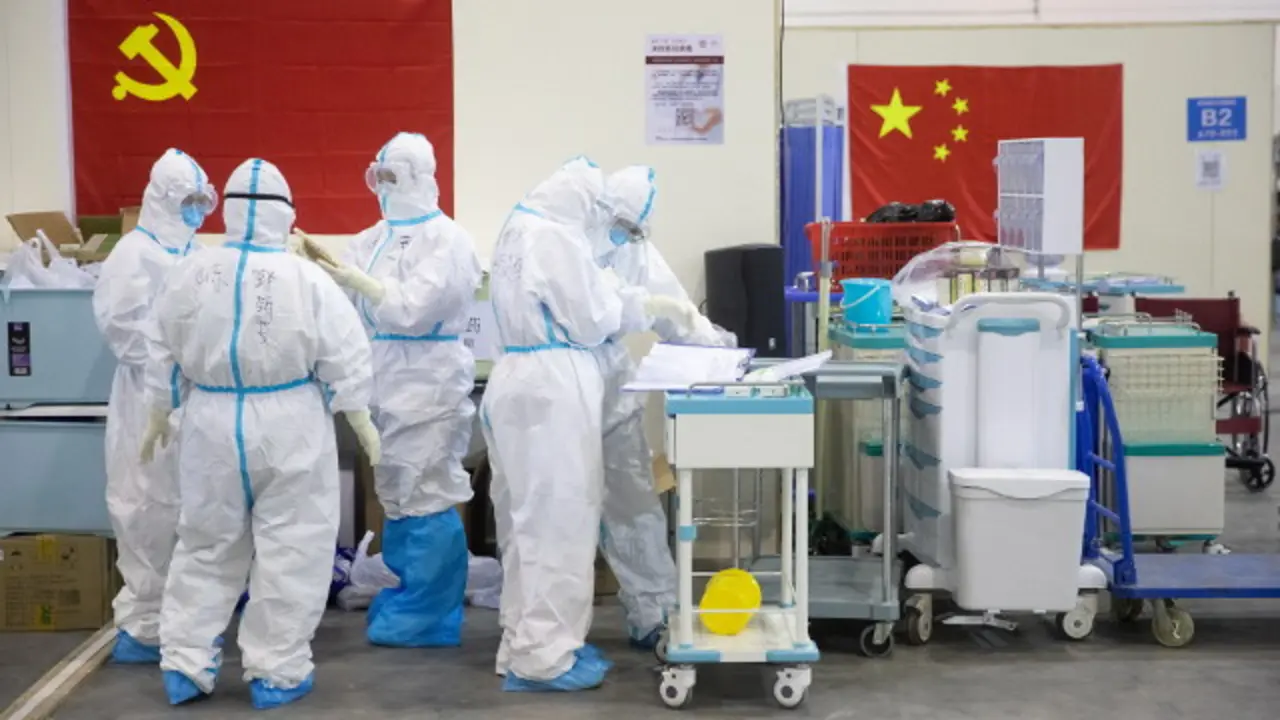 Personal médico con trajes protectores en un hospital de Wuhan. EFE