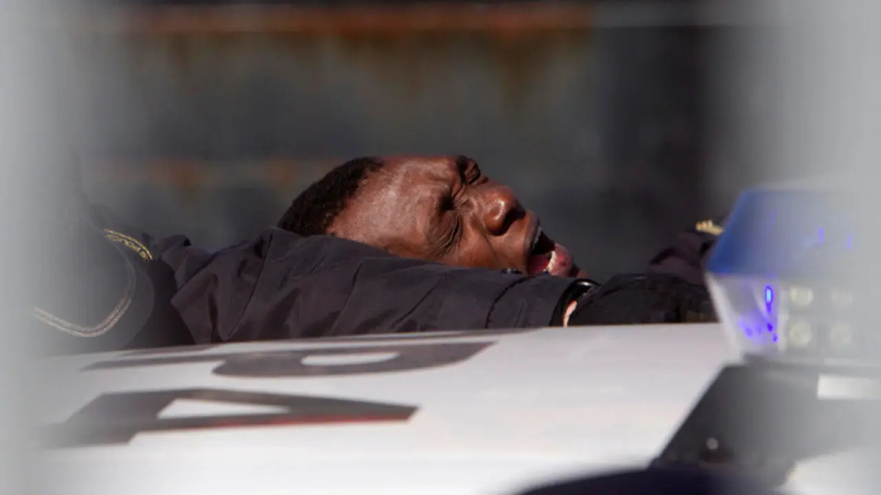 La Policía Nacional se lleva a uno de los tres polizones que estaban a bordo de un petrolero danés en Vigo. SALVADOR SAS (Efe)