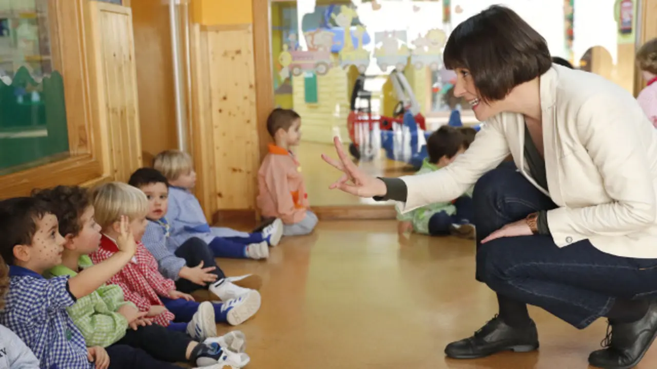 Ana Pontón, en su visita a una escuela infantil en Ames. EFE