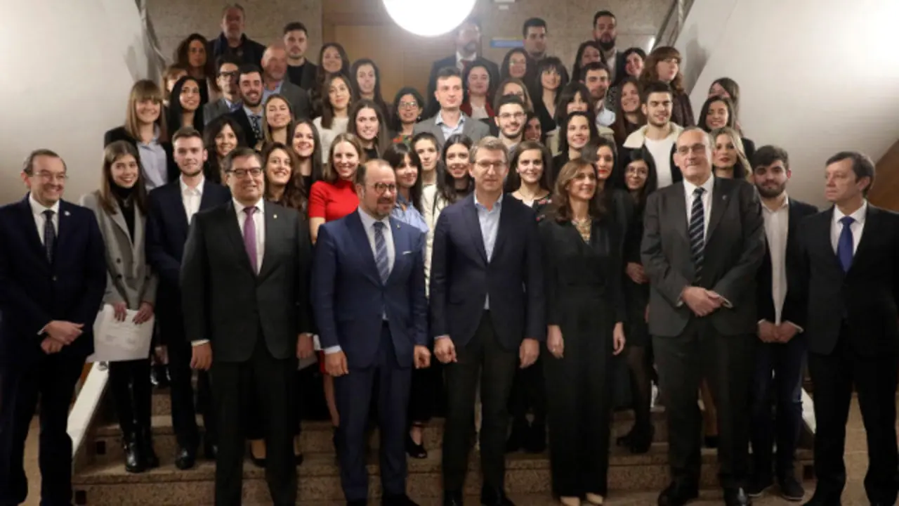 Los distinguidos con el Premio Fin de Carrera y las autoridades, este viernes en Santiago. XOÁN REY (Efe)