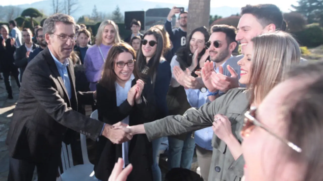 Alberto Núñez Feijóo reúnese cos mozos populares en Leira Batacos.RAFA FARIÑA