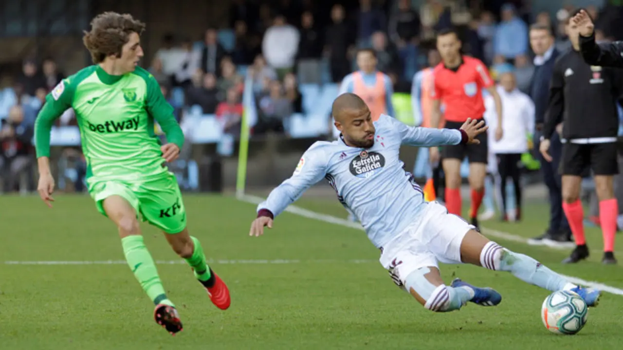 Rafinha hace un esfuerzo por controlar el balón. SALVADOR SAS (EFE)
