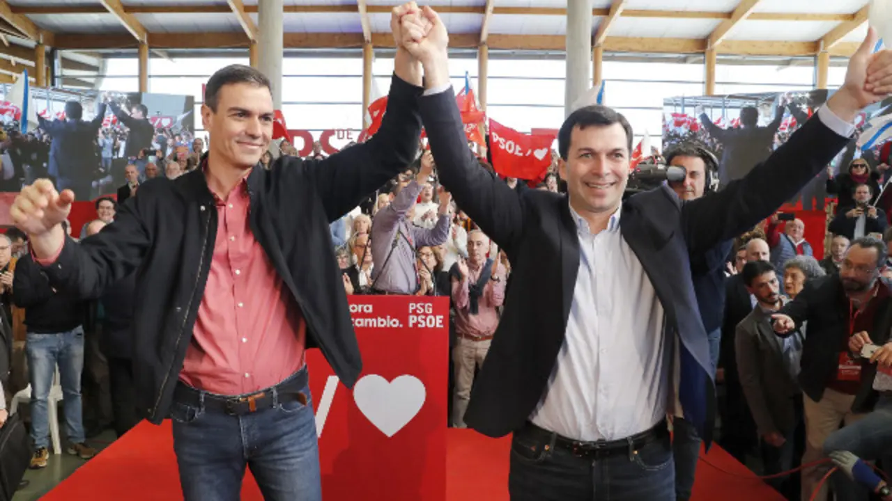 Pedro Sánchez xunto a Gonzalo Caballero en Santiago. LAVANDEIRA JR