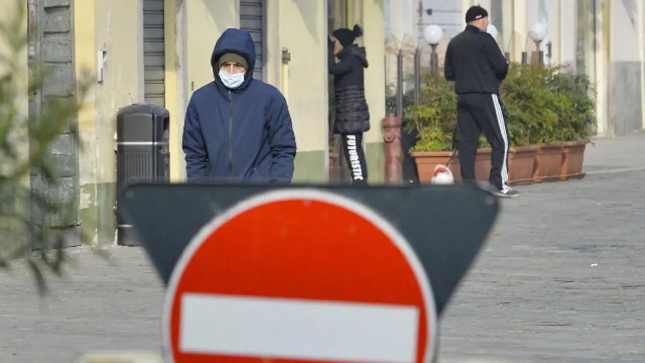 Xente con máscarillas protectoras en Codogno, no norte de Italia. EFE