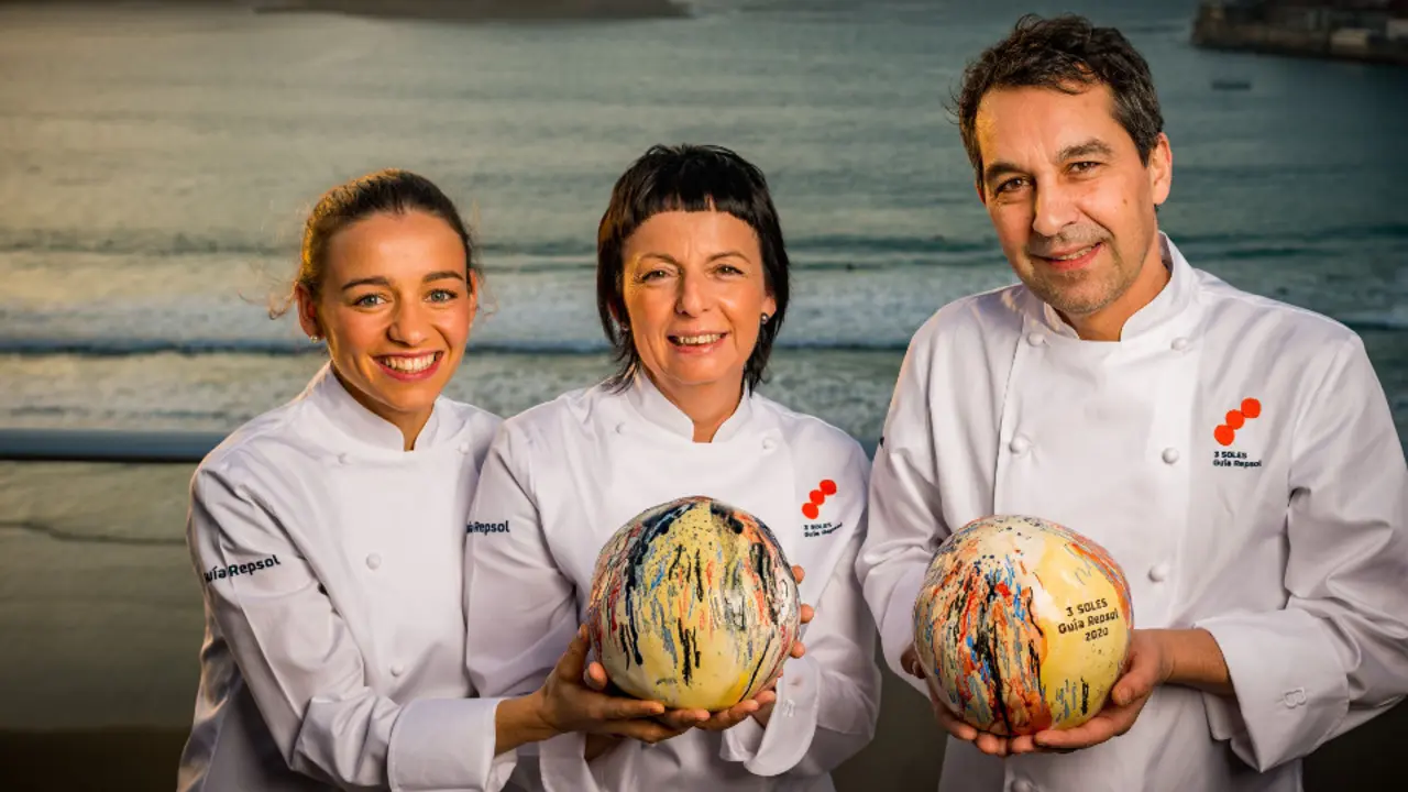 Javier olleros, de Culler de Pau, posa con sus tres Soles junto a Fina Puigdevall y su hija. GUÍA REPSOL