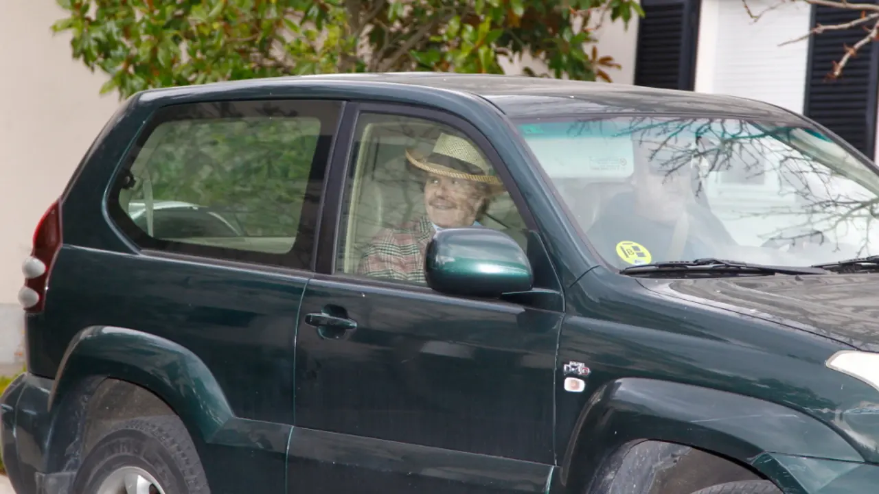 Edmundo Arrocet sale de casa de María Teresa Campos con sus pertenencias. EUROPA PRESS