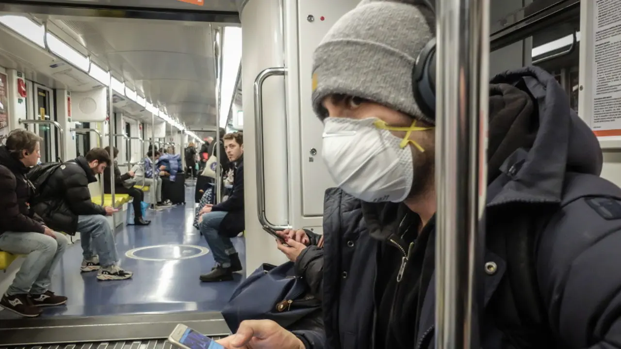 Un hombre con mascarilla en el metro de Milán. EFE