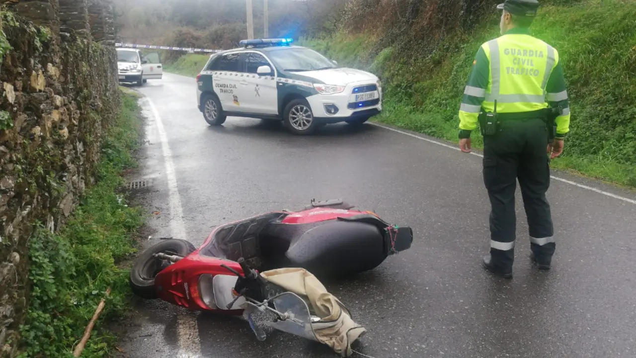 El ciclomotor que conducía el fallecido en Viveiro. TRÁFICO