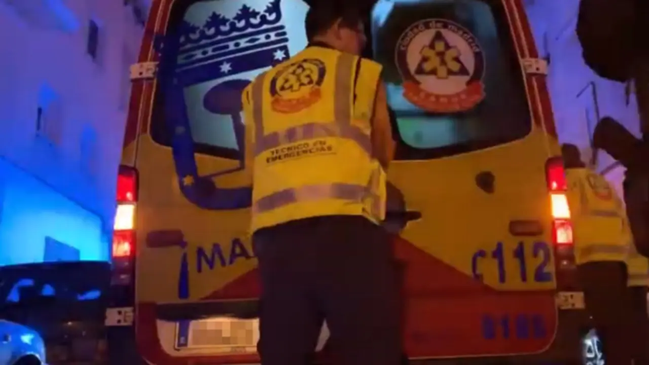 Ambulancia que asistió a la mujer. EP