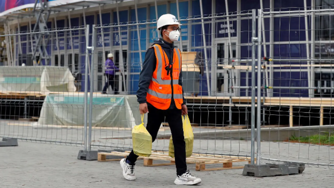 Un hombre con una mascarilla en Barcelona. ALBERTO EST&Eacute;VEZ