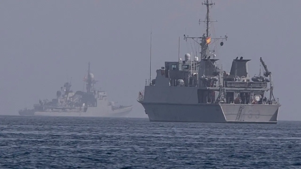 El buscaminas Tambre en las maniobras de rescate del piloto del Patrulla Águila. EFE