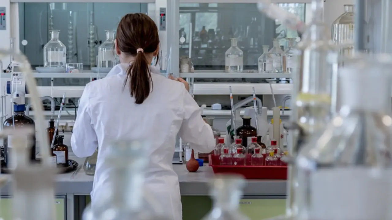 Trabajadora en un laboratorio. ARCHIVO