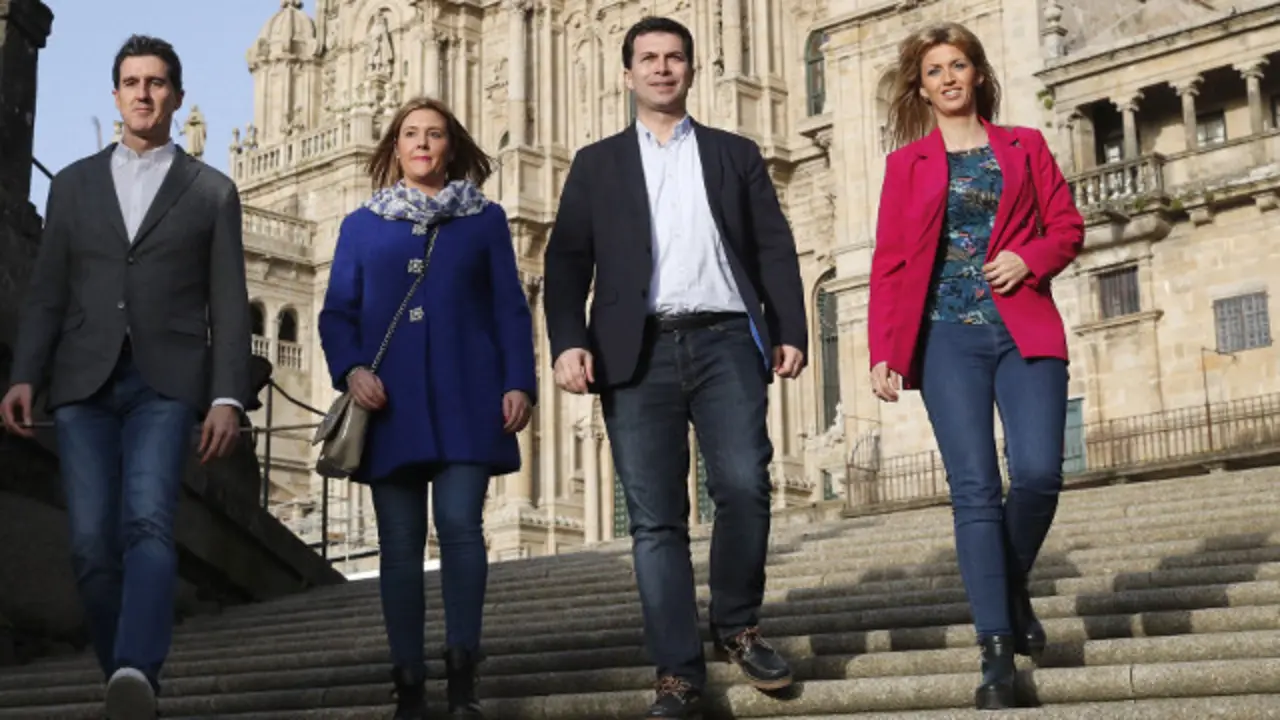 Caballero con Arangüena, Otero y Marina Ortega, este viernes en Santiago. LAVANDEIRA JR (Efe)