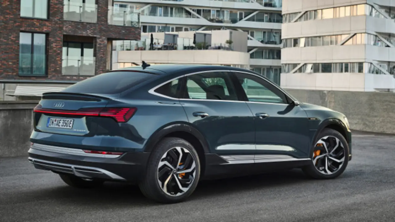 Static photo,
Colour: plasma Blue
„The displayed vehicle shows optional equipment at extra charge. Individual equipment will be available at a later date.”