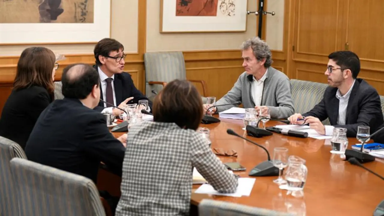 O ministro de Sanidade, Salvador Illa (i), xunto ao director do Centro de Coordinación do Centro de Alertas e Urxencias Sanitarias, Fernando Simón (2d), durante a reunión do Comité de Seguimento do Coronavirus. EFE