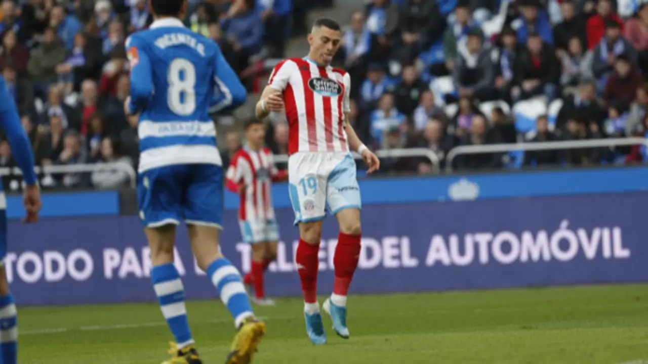 Un momento del partido entre el Depor y el Lugo en Riazor. VICTORIA RODRÍGUEZ