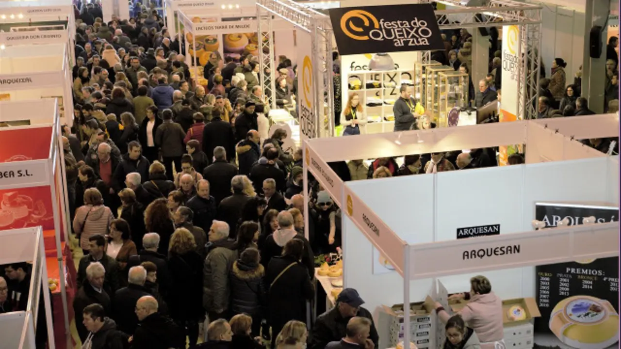 Público en el recinto ferial de la Festa do Queixo de Arzúa. EP