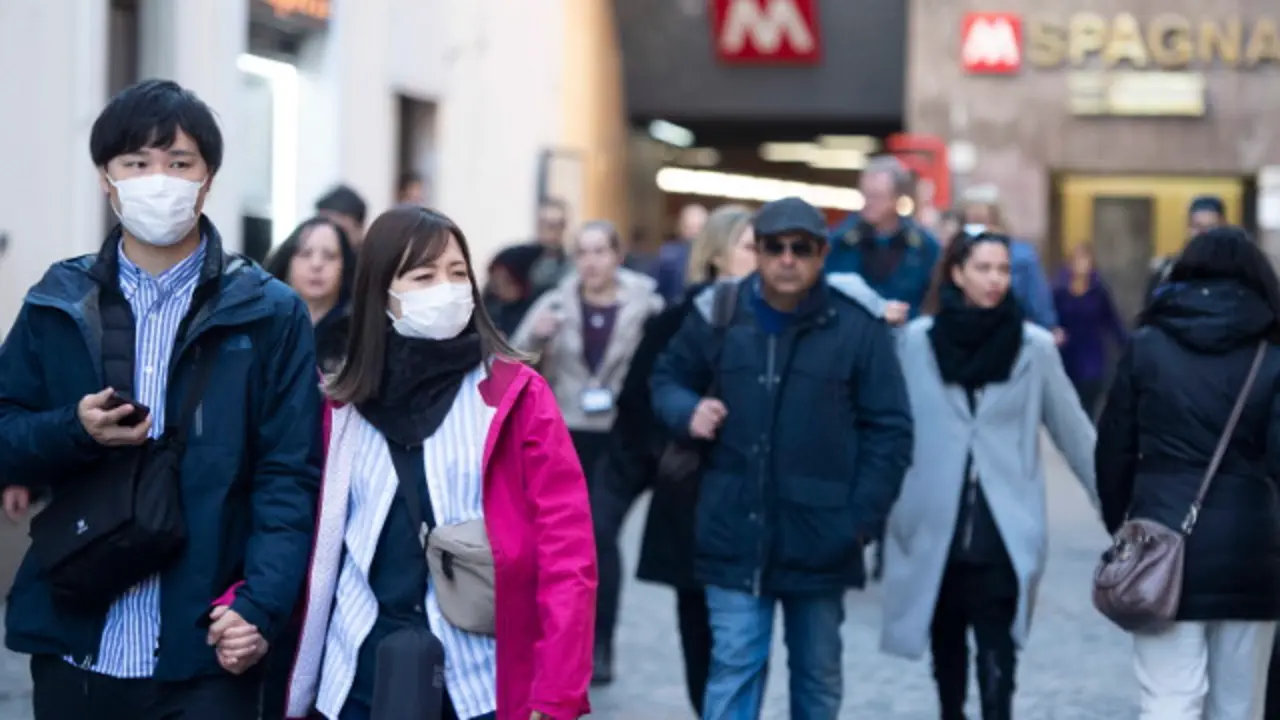 Turistas con mascarillas en Roma. EFE