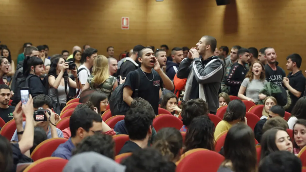 Un grupo de mozos interrompeu o acto de Pablo Iglesias. EFE