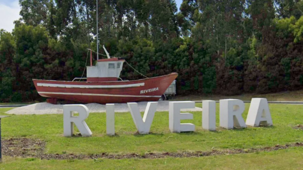Una rotonda en la entrada de Ribeira en la que figura la antigua toponimia.GOOGLE MAPS