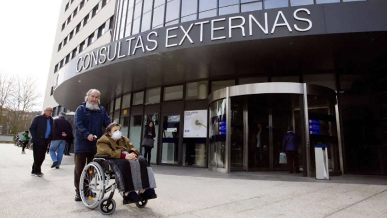 Una mujer con mascarilla, ante un hospital de Vitoria. EFE