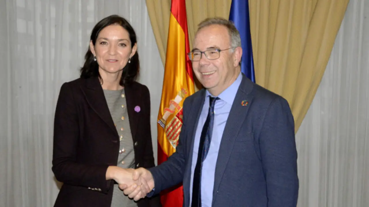 Reyes Maroto y Xosé Sánchez Bugallo, antes de la reunión mantenida este jueves. EP