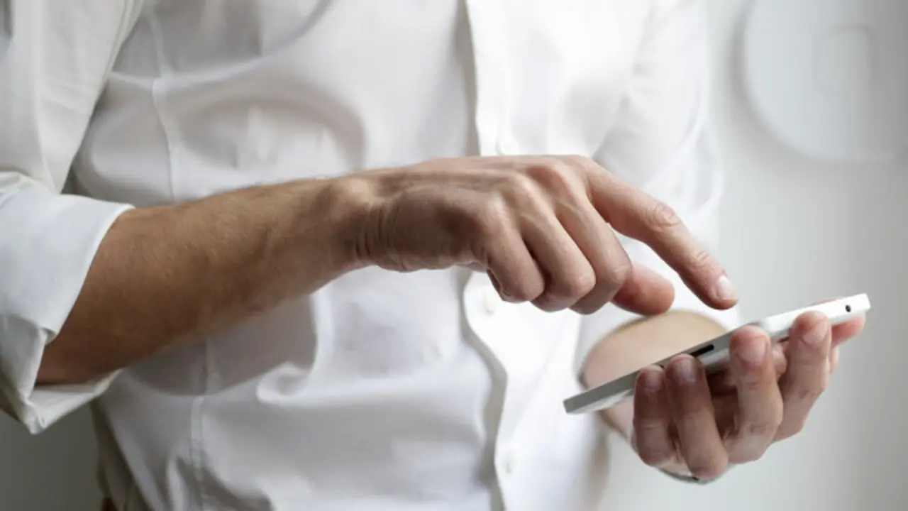 Un hombre utilizando un móvil. EP