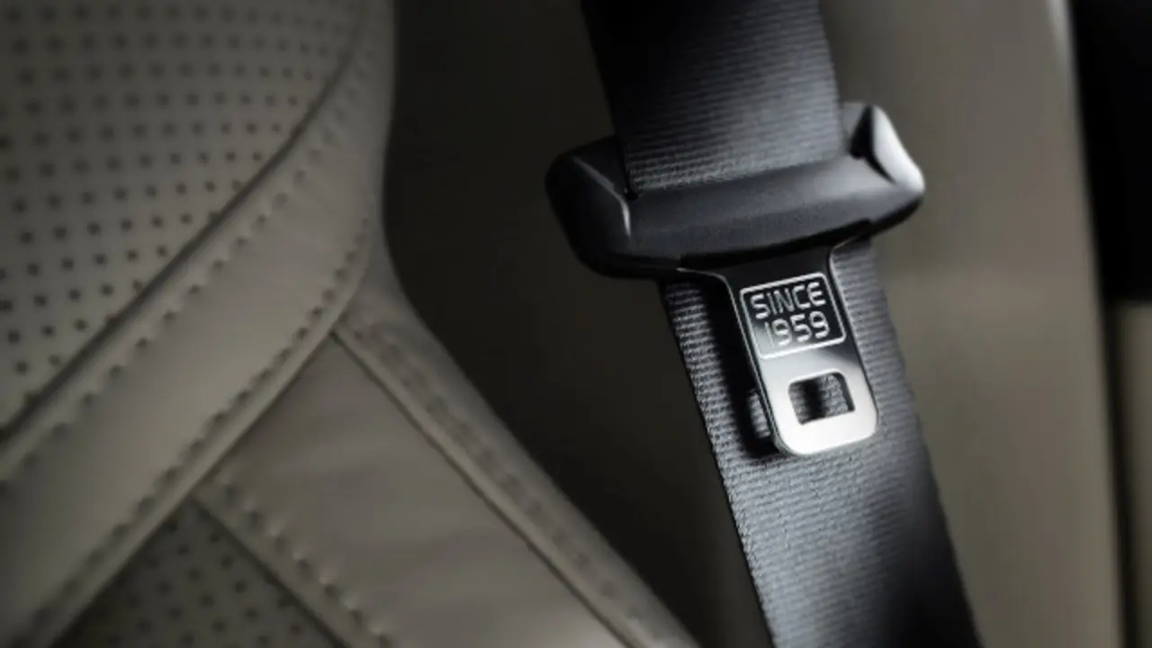 匀愀昀攀琀礀 戀攀氀琀 搀攀琀愀椀氀Ⰰ 挀攀氀攀戀爀愀琀椀渀最 琀栀攀 昀愀挀琀 琀栀愀琀 嘀漀氀瘀漀 䌀愀爀猀 椀渀琀爀漀搀甀挀攀搀 琀栀攀 琀栀爀攀攀ⴀ瀀漀椀渀琀 猀攀愀琀 戀攀氀琀 愀猀 猀琀愀渀搀愀爀搀 攀焀甀椀瀀洀攀渀琀 椀渀 ㄀㤀㔀㤀⸀