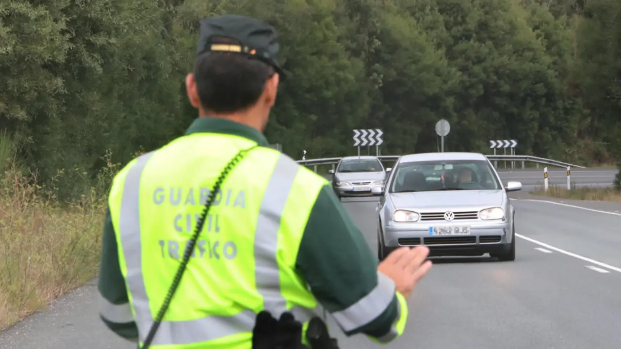 Un agente de la Guardia Civil, durante un control de tráfico. J.L. OUBIÑA (ADP)