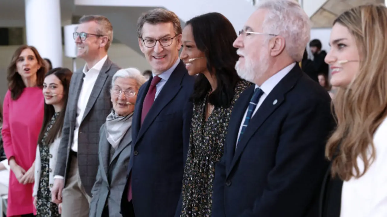 Alberto Núñez Feijóo, xunto a Carmen  Pomar, Alfonso Rueda, Benedicta Sánchez, Ana Peleteiro, Miguel Santalices e Isabel P. Dobarro. LAVANDEIRA JR (Efe)