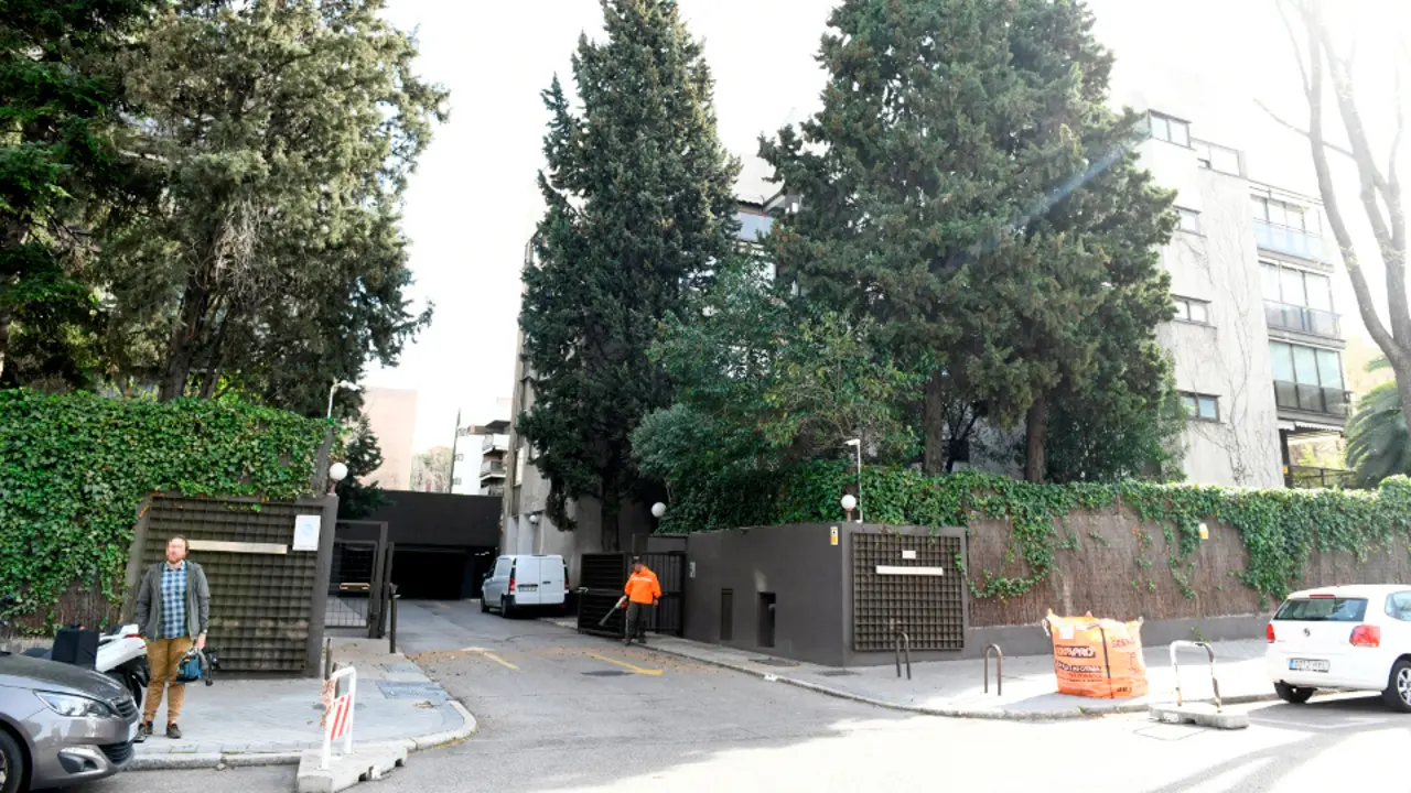 Vista general del número 74 de la madrileña calle Agastia. VÍCTOR LERENA (EFE)