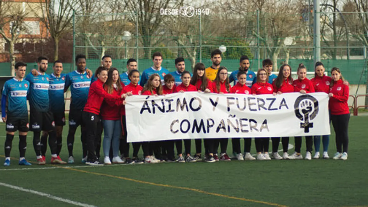 O persoal da SD Logroñés mostrou o seu apoio á súa compañeira cunha pancarta. TWITTER