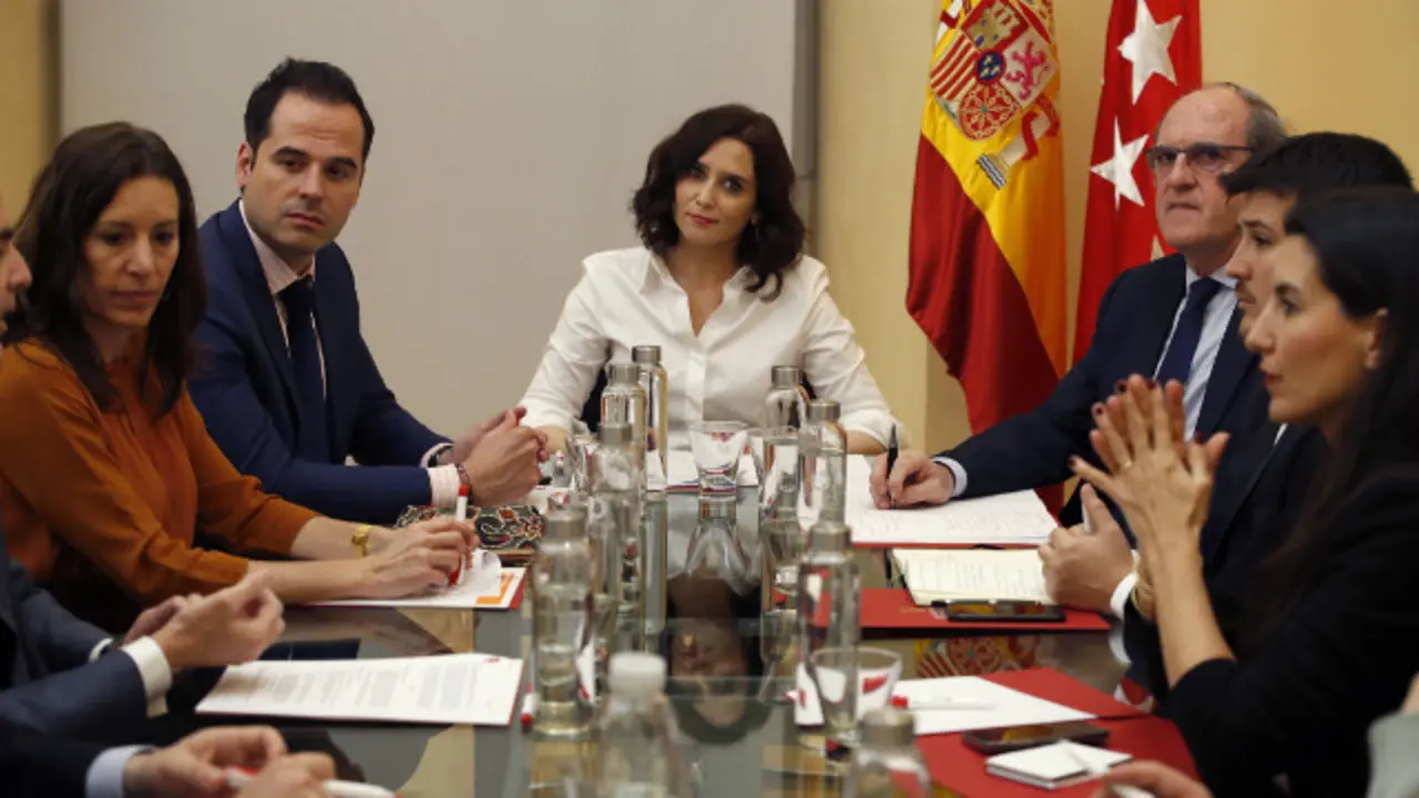 A presidenta da Comunidade de Madrid, Isabel Díaz Ayuso, durante a reunión convocada con carácter extraordinario para abordar a situación do coronavirus na rexión. JAVIER LIZÓN (EFE)