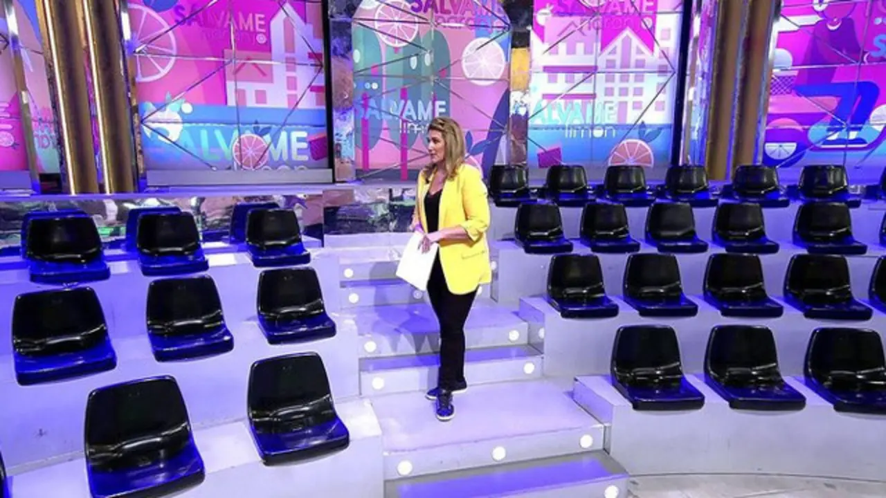 Carlota Corredera, en el plató de &#39;Sálvame&#39; sin público como prevención ante el coronavirus. TELECINCO
