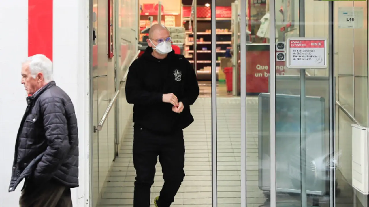 Un consumidor con mascarilla en Madrid. FERNANDO ALVARADO