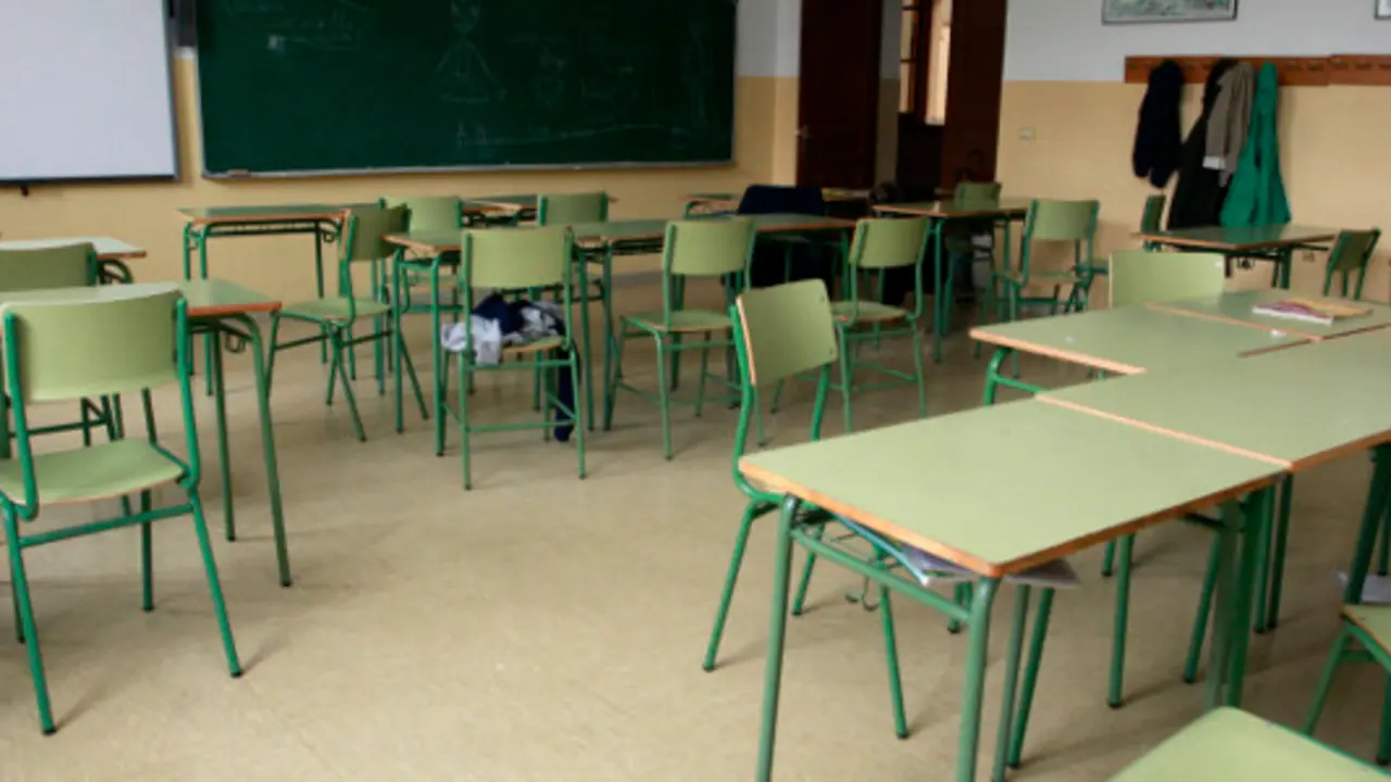 Imagen de una clase vacía. JAVIER CERVERA-MERCADILLO - Portada