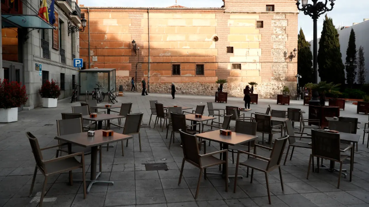 Vista de una terraza vacía en la plaza de San Martín, en el centro de Madrid, este jueves. MARISCAL (EFE)